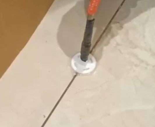 水磨沟瓷砖空鼓维修公司专业解答瓷砖在铺贴过程中，如果没有涂抹均匀到位的粘结材料（如水泥砂浆或瓷砖胶），可能会导致以下问题